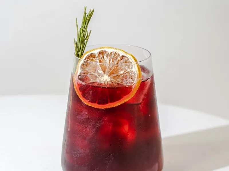 Jus de bissap rouge à la fleur d'hibiscus