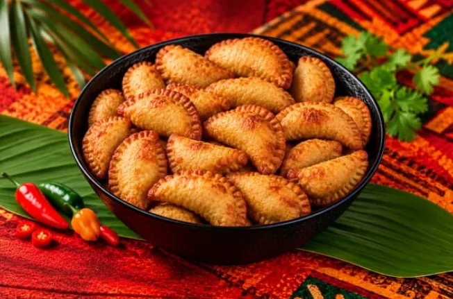 Bol de pastels sénégalais dorés et croustillants